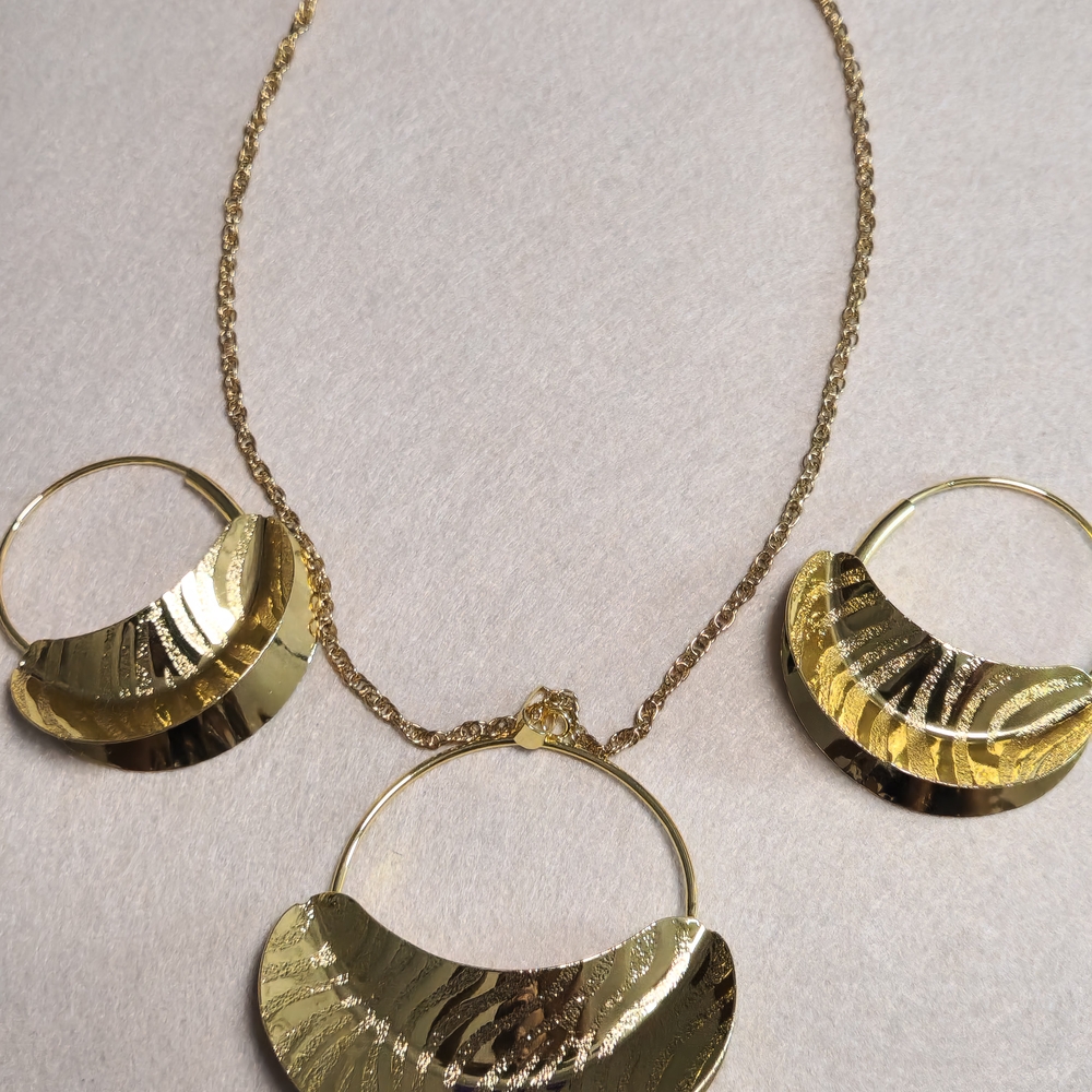 Elegant Gold Bracelet
